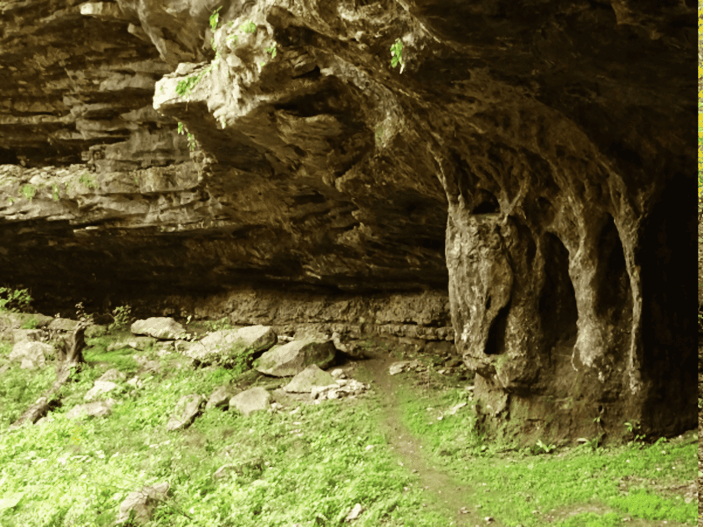 Канон у водопада