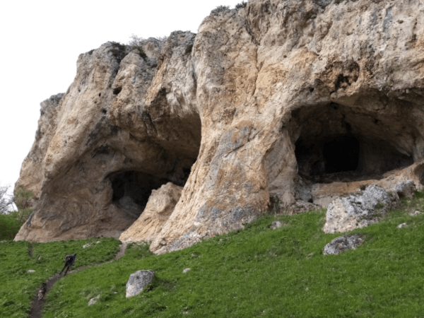 Гроты недалеко от реки Лакруш